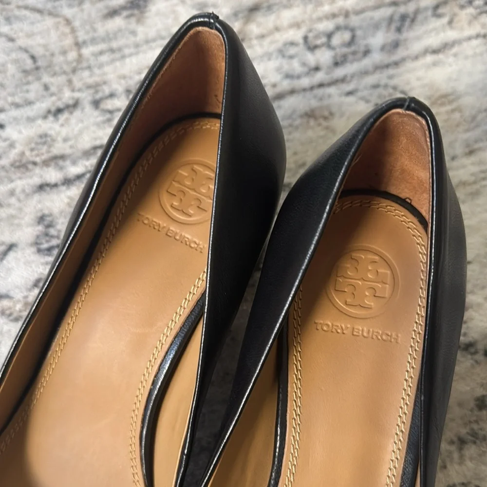 Tory Burch Black Chelsea Leather pumps with Gold Logo. Size 8